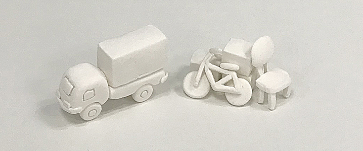 粗大ごみの処分をイメージした自転車や家具、トラックの模型画像